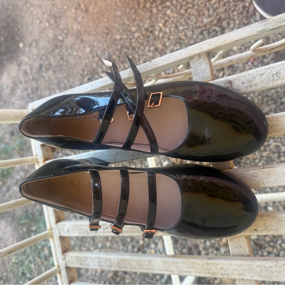 Chic Black Triple Strap Flats